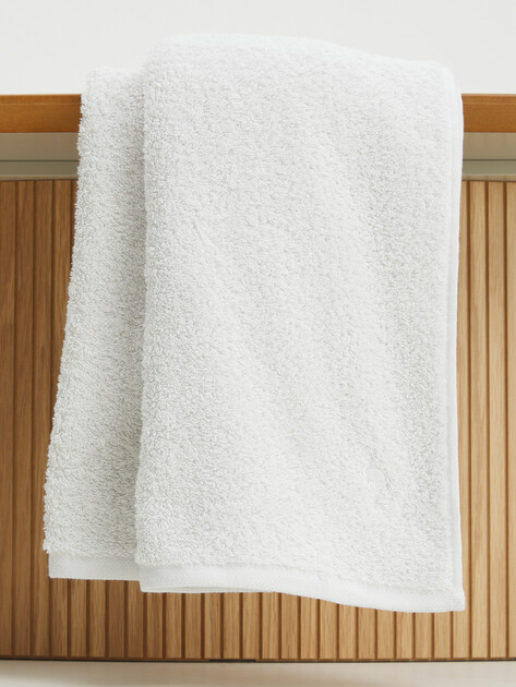 Махровое полотенце 100x150 MAISON DAVID, Артикул Charlotte 100x150 cm, бледно-серый | 4285175. Ракурс 6