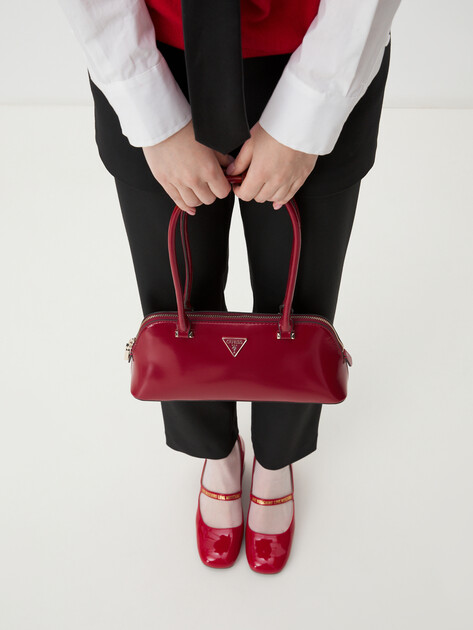 Женская сумка  GUESS ARNELA SHOULDER SATCHEL, Артикул HWNG9496080, вишневый | 4286436. Ракурс 2