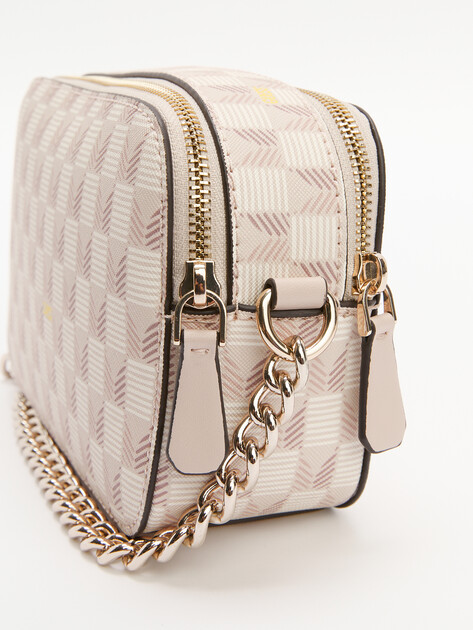 Кросс-боди GUESS G WAVE CAMERA CROSSBODY, Артикул HWJT9344140, бежево-розовый | 4286619. Ракурс 3 Кросс-боди GUESS G WAVE CAMERA CROSSBODY, Артикул HWJT9344140, бежево-розовый | 4286619. Ракурс 3