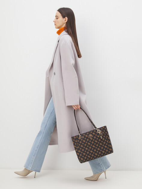 Женский тоут GUESS NOELLE TOTE, Артикул HWPZ7879250, темно-коричневый | 4286741. Ракурс 2