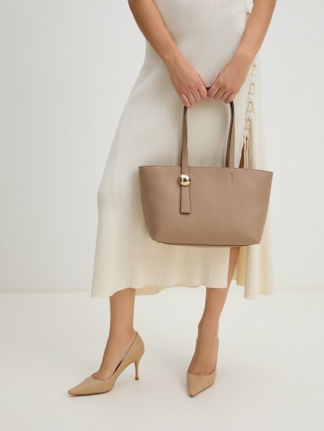 Женский тоут FURLA, Артикул FURLA SFERA M TOTE, серовато-бежевый | 4287640. Ракурс 2 Женский тоут FURLA, Артикул FURLA SFERA M TOTE, серовато-бежевый | 4287640. Ракурс 2