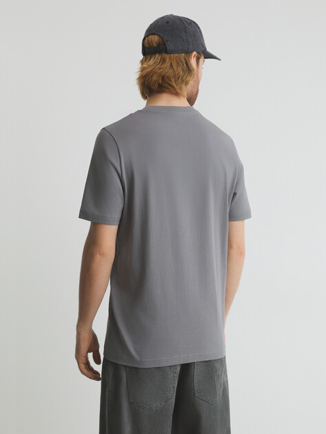 Мужская футболка PUMA ESS Small No. 1 Logo Tee (s), Артикул 682535, коричнево-серый | 4289273. Ракурс 4