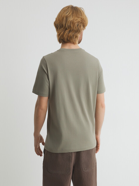 Мужская футболка PUMA ESS Small No. 1 Logo Tee (s), Артикул 682535, светлый хаки | 4289280. Ракурс 4