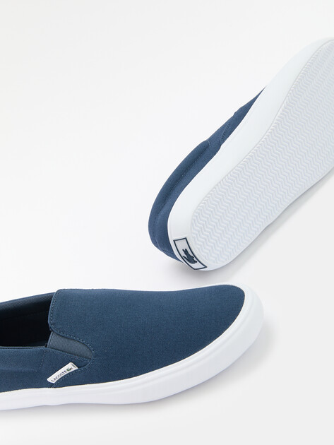 Мужские слипоны LACOSTE SLIP-ON BASE 224 1 CMA, Артикул 748CMA0026, темно-синий | 4300510. Ракурс 5 Мужские слипоны LACOSTE SLIP-ON BASE 224 1 CMA, Артикул 748CMA0026, темно-синий | 4300510. Ракурс 5