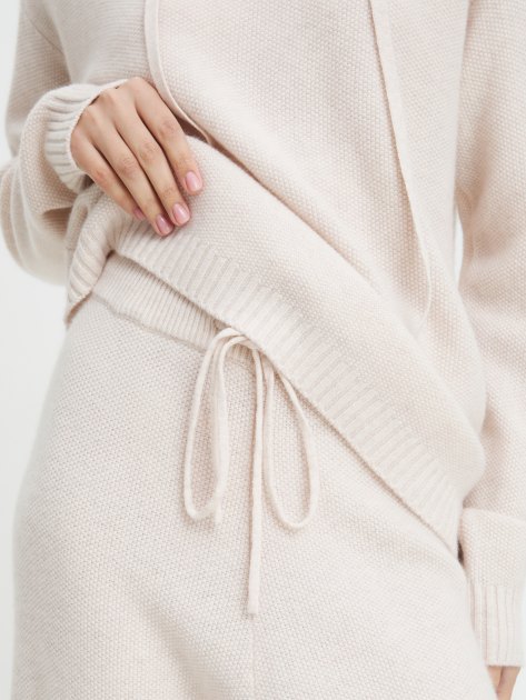 Женский вязаный костюм MAISON DAVID, Артикул CC068, светло-бежевый | 4300974. Ракурс 3