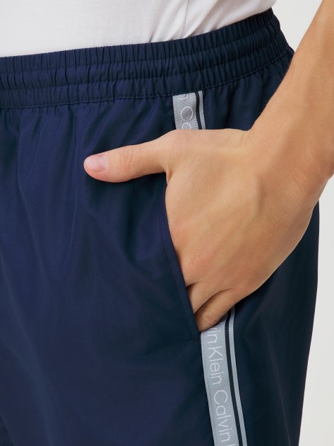 Мужские купальные шорты CALVIN KLEIN MEDIUM DRAWSTRING, Артикул KM0KM00810, темно-синий | 4315328. Ракурс 3