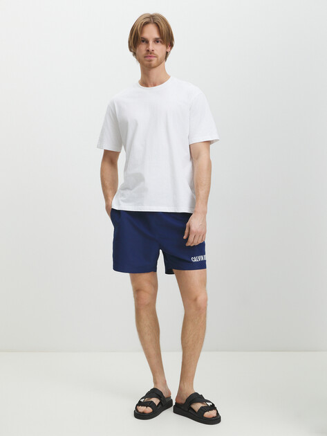 Мужские купальные шорты CALVIN KLEIN MEDIUM DOUBLE WB, Артикул KM0KM00992, синий | 4316035. Ракурс 2 Мужские купальные шорты CALVIN KLEIN MEDIUM DOUBLE WB, Артикул KM0KM00992, синий | 4316035. Ракурс 2