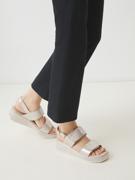 Женские сандалии CAPRICE EILEEN, Артикул 9-9-28307-44, серебристо-золотой | 4345995. Ракурс 2