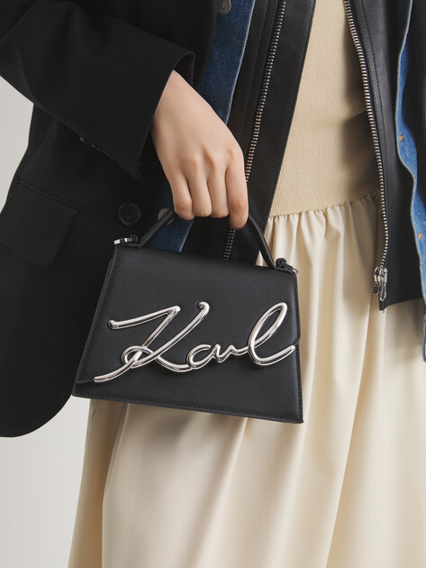 Женская сумка KARL LAGERFELD k/signature 2.0 sm crossbody, Артикул A1W30038, черный | 4351431. Ракурс 2 Женская сумка KARL LAGERFELD k/signature 2.0 sm crossbody, Артикул A1W30038, черный | 4351431. Ракурс 2