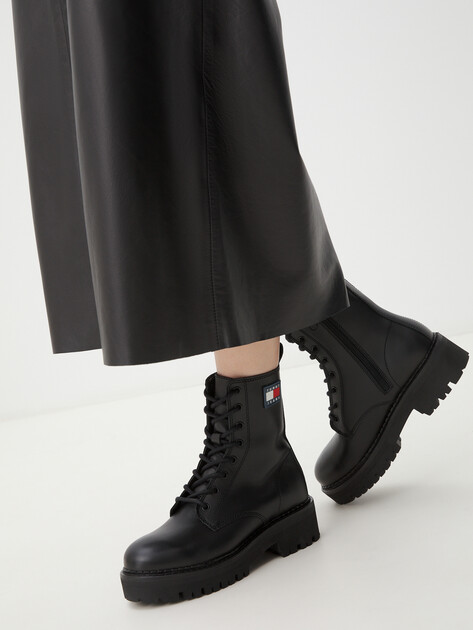 Женские ботинки TOMMY JEANS LEATHER CLEAT CHUNKY SOLE LACE-UP BOOTS, Артикул EN0EN02628, черный | 4353599. Ракурс 2 Женские ботинки TOMMY JEANS LEATHER CLEAT CHUNKY SOLE LACE-UP BOOTS, Артикул EN0EN02628, черный | 4353599. Ракурс 2