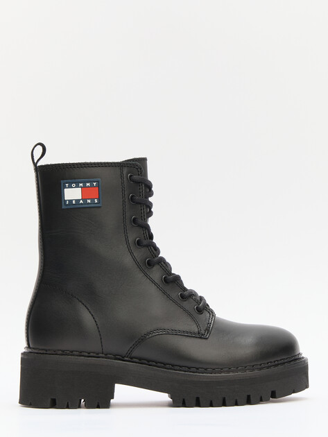 Женские ботинки TOMMY JEANS LEATHER CLEAT CHUNKY SOLE LACE-UP BOOTS, Артикул EN0EN02628, черный | 4353599. Ракурс 3 Женские ботинки TOMMY JEANS LEATHER CLEAT CHUNKY SOLE LACE-UP BOOTS, Артикул EN0EN02628, черный | 4353599. Ракурс 3