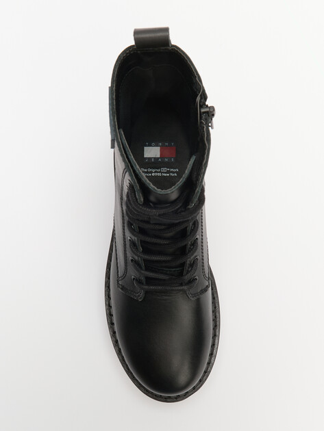Женские ботинки TOMMY JEANS LEATHER CLEAT CHUNKY SOLE LACE-UP BOOTS, Артикул EN0EN02628, черный | 4353599. Ракурс 5 Женские ботинки TOMMY JEANS LEATHER CLEAT CHUNKY SOLE LACE-UP BOOTS, Артикул EN0EN02628, черный | 4353599. Ракурс 5