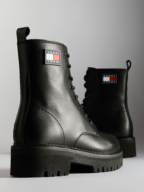 Женские ботинки TOMMY JEANS LEATHER CLEAT CHUNKY SOLE LACE-UP BOOTS, Артикул EN0EN02628, черный | 4353599. Ракурс 6 Женские ботинки TOMMY JEANS LEATHER CLEAT CHUNKY SOLE LACE-UP BOOTS, Артикул EN0EN02628, черный | 4353599. Ракурс 6