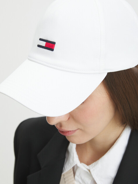 Женская бейсболка TOMMY JEANS TJW ELONGATED FLAG 5 PANELS CAP, Артикул AW0AW15842, белый | 4356607. Ракурс 3 Женская бейсболка TOMMY JEANS TJW ELONGATED FLAG 5 PANELS CAP, Артикул AW0AW15842, белый | 4356607. Ракурс 3