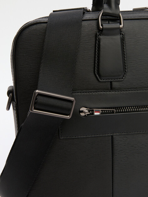 Мужская сумка для ноутбука TOMMY HILFIGER TH BUSINESS TEXTURED LEATHER LAPTOP BAG, Артикул AM0AM12489, черный | 4357140. Ракурс 3 Мужская сумка для ноутбука TOMMY HILFIGER TH BUSINESS TEXTURED LEATHER LAPTOP BAG, Артикул AM0AM12489, черный | 4357140. Ракурс 3