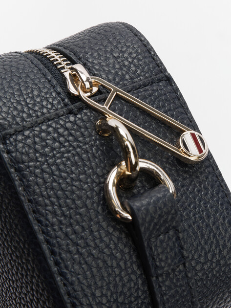 Кросс-боди TOMMY HILFIGER TH EMBLEM CAMERA BAG, Артикул AW0AW15179, темно-синий | 4357244. Ракурс 3