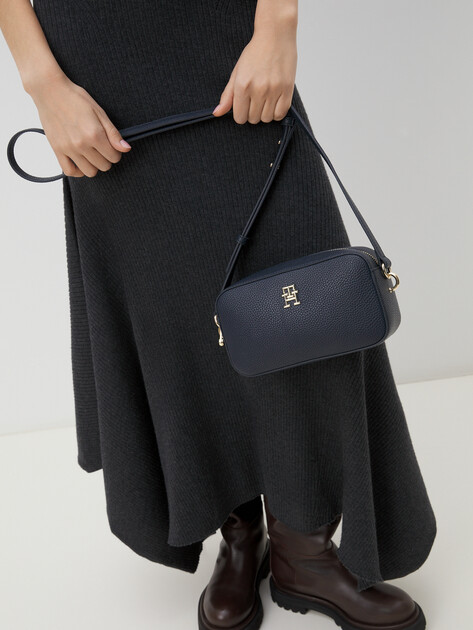 Кросс-боди TOMMY HILFIGER TH EMBLEM CAMERA BAG, Артикул AW0AW15179, темно-синий | 4357244. Ракурс 6