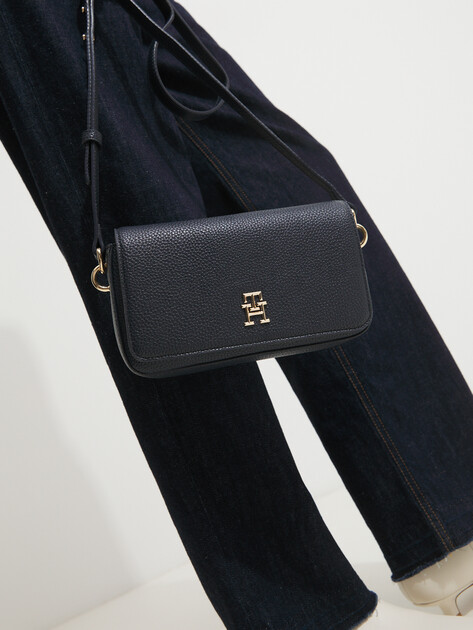 Кросс-боди TOMMY HILFIGER TH EMBLEM FLAP CROSSOVER, Артикул AW0AW15180, темно-синий | 4357249. Ракурс 2 Кросс-боди TOMMY HILFIGER TH EMBLEM FLAP CROSSOVER, Артикул AW0AW15180, темно-синий | 4357249. Ракурс 2