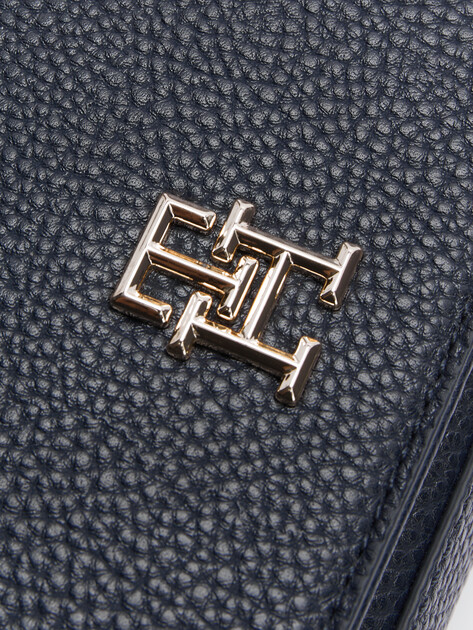 Кросс-боди TOMMY HILFIGER TH EMBLEM FLAP CROSSOVER, Артикул AW0AW15180, темно-синий | 4357249. Ракурс 3 Кросс-боди TOMMY HILFIGER TH EMBLEM FLAP CROSSOVER, Артикул AW0AW15180, темно-синий | 4357249. Ракурс 3