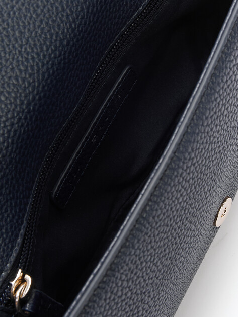 Кросс-боди TOMMY HILFIGER TH EMBLEM FLAP CROSSOVER, Артикул AW0AW15180, темно-синий | 4357249. Ракурс 5 Кросс-боди TOMMY HILFIGER TH EMBLEM FLAP CROSSOVER, Артикул AW0AW15180, темно-синий | 4357249. Ракурс 5