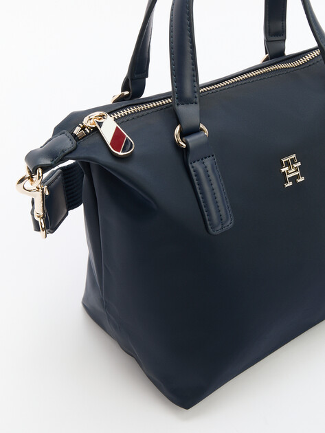 Женский тоут TOMMY HILFIGER POPPY TH SMALL TOTE, Артикул AW0AW15640, темно-синий | 4357264. Ракурс 3 Женский тоут TOMMY HILFIGER POPPY TH SMALL TOTE, Артикул AW0AW15640, темно-синий | 4357264. Ракурс 3
