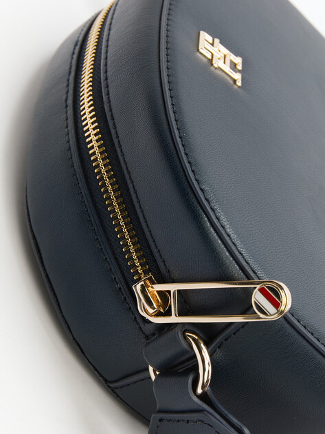 Женская сумка через плечо кросс-боди TOMMY HILFIGER TH FRESH CAMERA BAG, Артикул AW0AW16682, темно-синий | 4357292. Ракурс 3