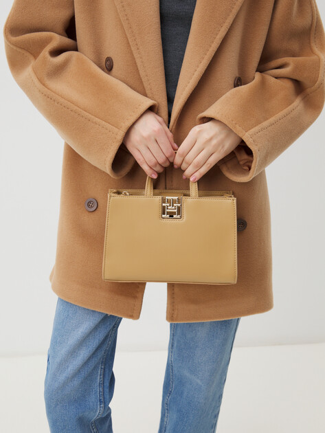 Женский тоут TOMMY HILFIGER TH RESET MINI TOTE, Артикул AW0AW16762, темно-бежевый | 4357322. Ракурс 2