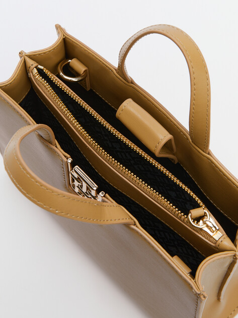 Женский тоут TOMMY HILFIGER TH RESET MINI TOTE, Артикул AW0AW16762, темно-бежевый | 4357322. Ракурс 5