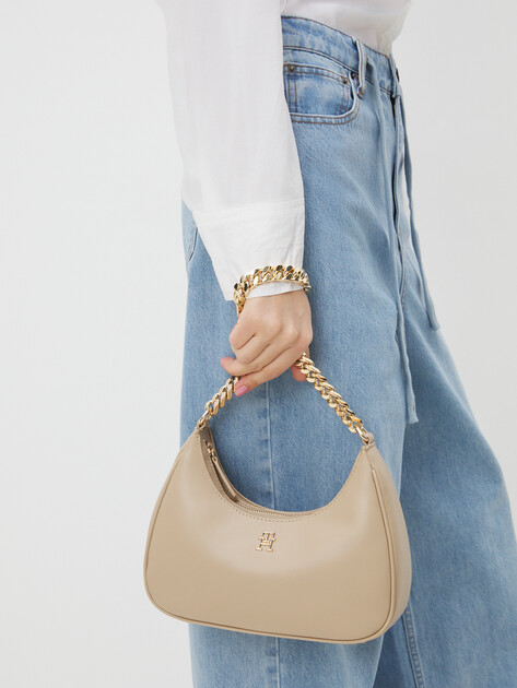 Женская сумка  TOMMY HILFIGER TH REFINED CHAIN CROSSOVER, Артикул AW0AW16438, бежевый | 4357336. Ракурс 2