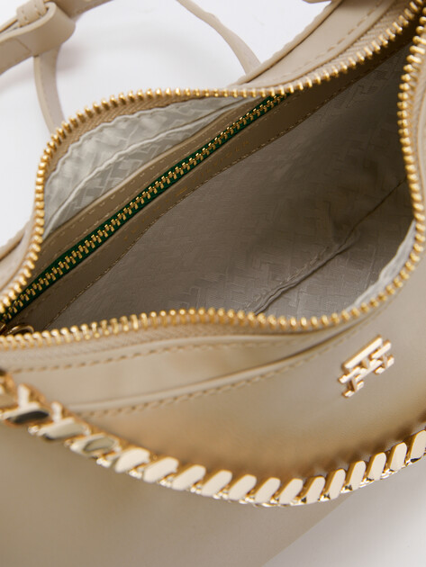 Женская сумка  TOMMY HILFIGER TH REFINED CHAIN CROSSOVER, Артикул AW0AW16438, бежевый | 4357336. Ракурс 5