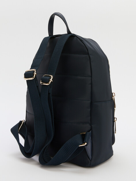 Женский рюкзак TOMMY HILFIGER POPPY TH BACKPACK, Артикул AW0AW15641, темно-синий | 4357354. Ракурс 4 Женский рюкзак TOMMY HILFIGER POPPY TH BACKPACK, Артикул AW0AW15641, темно-синий | 4357354. Ракурс 4