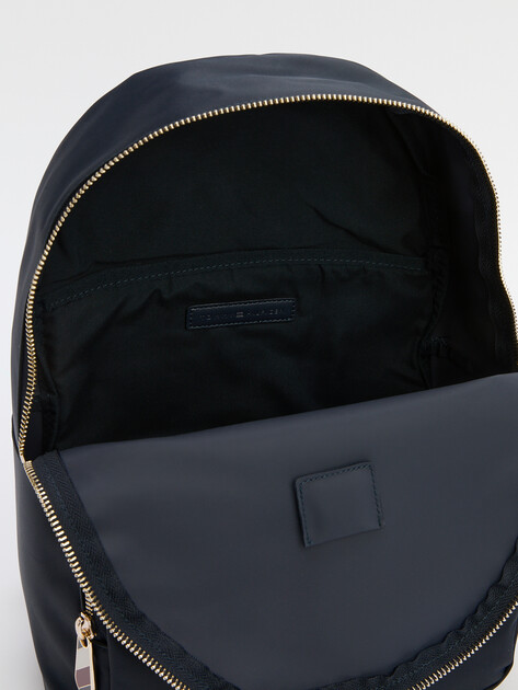 Женский рюкзак TOMMY HILFIGER POPPY TH BACKPACK, Артикул AW0AW15641, темно-синий | 4357354. Ракурс 5 Женский рюкзак TOMMY HILFIGER POPPY TH BACKPACK, Артикул AW0AW15641, темно-синий | 4357354. Ракурс 5