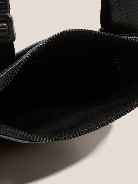 Мужская сумка ARMANI EXCHANGE DYLAN, Артикул XM000164, темно-серый | 4368643. Ракурс 4 Мужская сумка ARMANI EXCHANGE DYLAN, Артикул XM000164, темно-серый | 4368643. Ракурс 4