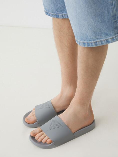Мужские сланцы GUESS TOKYOT, Артикул FMJTOTELE19, светло-серый | 4374338. Ракурс 2