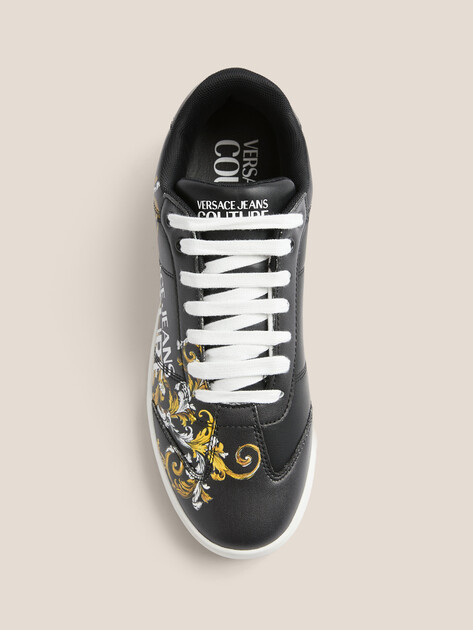 Мужские кеды VERSACE JEANS COUTURE BROOKLYN, Артикул 78YA3SD1, черный | 4456776. Ракурс 4 Мужские кеды VERSACE JEANS COUTURE BROOKLYN, Артикул 78YA3SD1, черный | 4456776. Ракурс 4