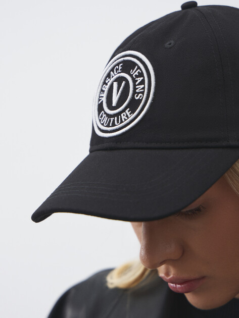 Женская бейсболка VERSACE JEANS COUTURE MIDDLE HAT, Артикул 78VAZK26, черный | 4459236. Ракурс 3