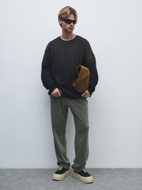 Мужские брюки MAISON DAVID, Артикул MLY24-117-1A, серовато-зеленый | 4491770. Ракурс 2