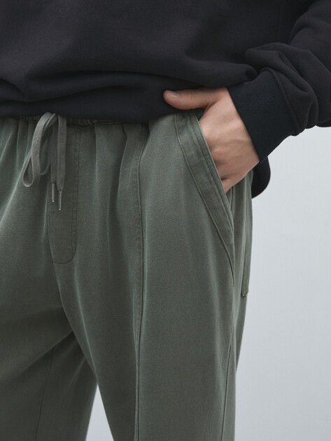 Мужские брюки MAISON DAVID, Артикул MLY24-117-1A, серовато-зеленый | 4491770. Ракурс 3