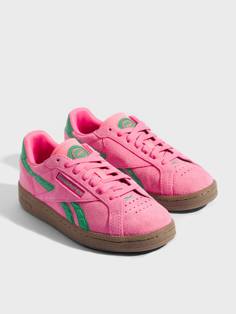 Женские кеды REEBOK CLUB C GROUNDS UK, Артикул CLUB C GROUNDS UK, ярко-розовый | 4493666. Ракурс 2 Женские кеды REEBOK CLUB C GROUNDS UK, Артикул CLUB C GROUNDS UK, ярко-розовый | 4493666. Ракурс 2