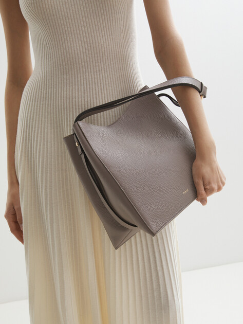 Женская сумка на плечо FURLA, Артикул FURLA NUVOLA S BUCKET BAG 25.5, серо-бежевый | 4500396. Ракурс 2