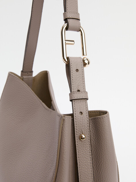 Женская сумка на плечо FURLA, Артикул FURLA NUVOLA S BUCKET BAG 25.5, серо-бежевый | 4500396. Ракурс 3