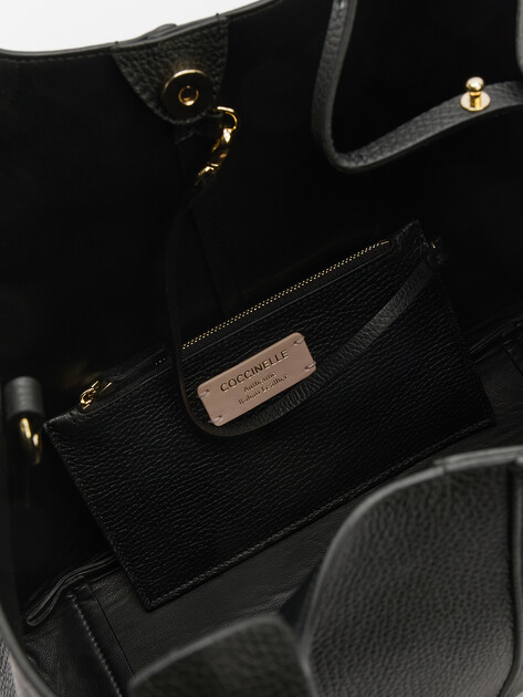 Женская сумка COCCINELLE HANDBAG GRAINED LEATHER, Артикул E1 SHA 11 01 01, черный | 4519859. Ракурс 6 Женская сумка COCCINELLE HANDBAG GRAINED LEATHER, Артикул E1 SHA 11 01 01, черный | 4519859. Ракурс 6