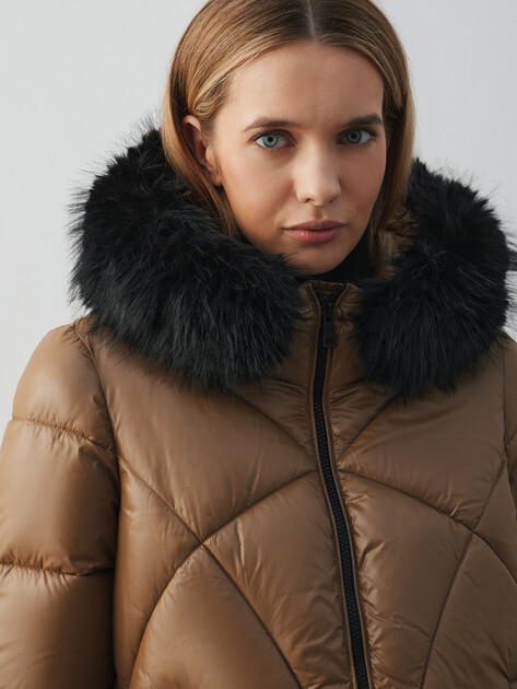 Женский пуховик GEOX W BACKSIE S, Артикул W5628S, светло-коричневый | 4523935. Ракурс 3