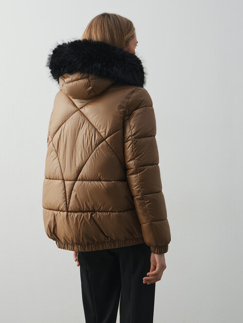 Женский пуховик GEOX W BACKSIE S, Артикул W5628S, светло-коричневый | 4523935. Ракурс 4