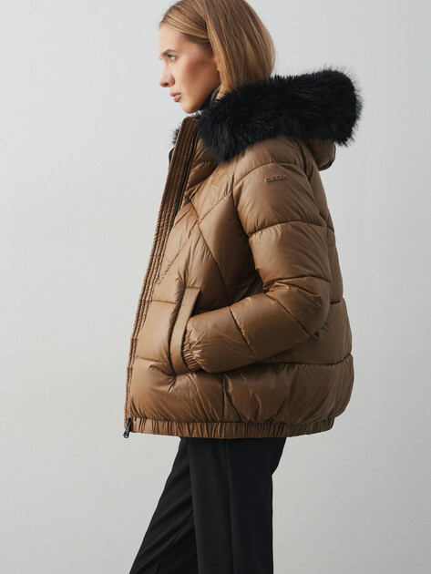 Женский пуховик GEOX W BACKSIE S, Артикул W5628S, светло-коричневый | 4523935. Ракурс 5