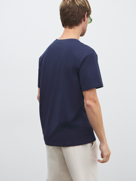 Мужская футболка MAISON DAVID, Артикул MLY24-113, темно-синий | 4524104. Ракурс 3 Мужская футболка MAISON DAVID, Артикул MLY24-113, темно-синий | 4524104. Ракурс 3