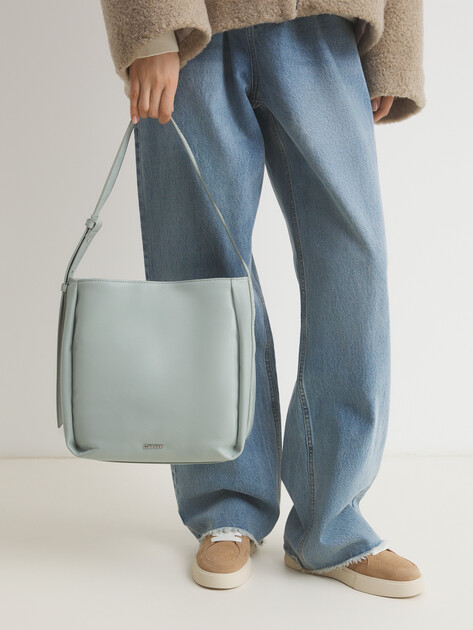 Женская сумка на плечо CALVIN KLEIN GRACIE BUCKET BAG, Артикул K60K611667, серо-голубой | 4526462. Ракурс 2 Женская сумка на плечо CALVIN KLEIN GRACIE BUCKET BAG, Артикул K60K611667, серо-голубой | 4526462. Ракурс 2
