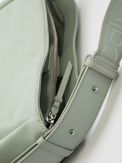 Женская сумка на плечо CALVIN KLEIN GRACIE BUCKET BAG, Артикул K60K611667, серо-голубой | 4526462. Ракурс 3 Женская сумка на плечо CALVIN KLEIN GRACIE BUCKET BAG, Артикул K60K611667, серо-голубой | 4526462. Ракурс 3