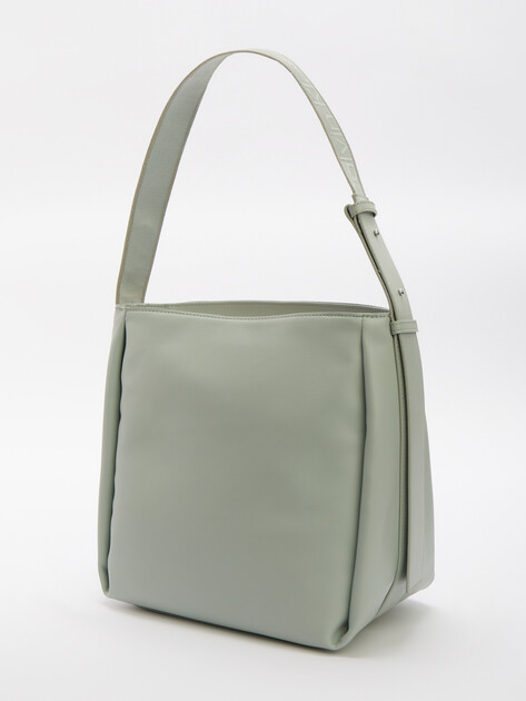 Женская сумка на плечо CALVIN KLEIN GRACIE BUCKET BAG, Артикул K60K611667, серо-голубой | 4526462. Ракурс 4 Женская сумка на плечо CALVIN KLEIN GRACIE BUCKET BAG, Артикул K60K611667, серо-голубой | 4526462. Ракурс 4