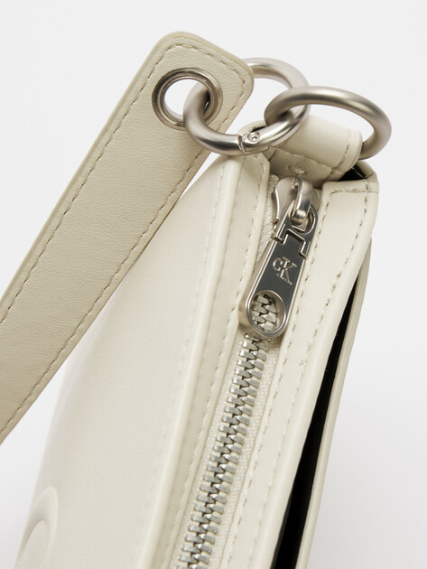 Женская сумка на плечо CALVIN KLEIN JEANS SCULPTED SHOULDER POUCH25 DEBOSS, Артикул K60K612725, молочно-бежевый | 4526531. Ракурс 3 Женская сумка на плечо CALVIN KLEIN JEANS SCULPTED SHOULDER POUCH25 DEBOSS, Артикул K60K612725, молочно-бежевый | 4526531. Ракурс 3